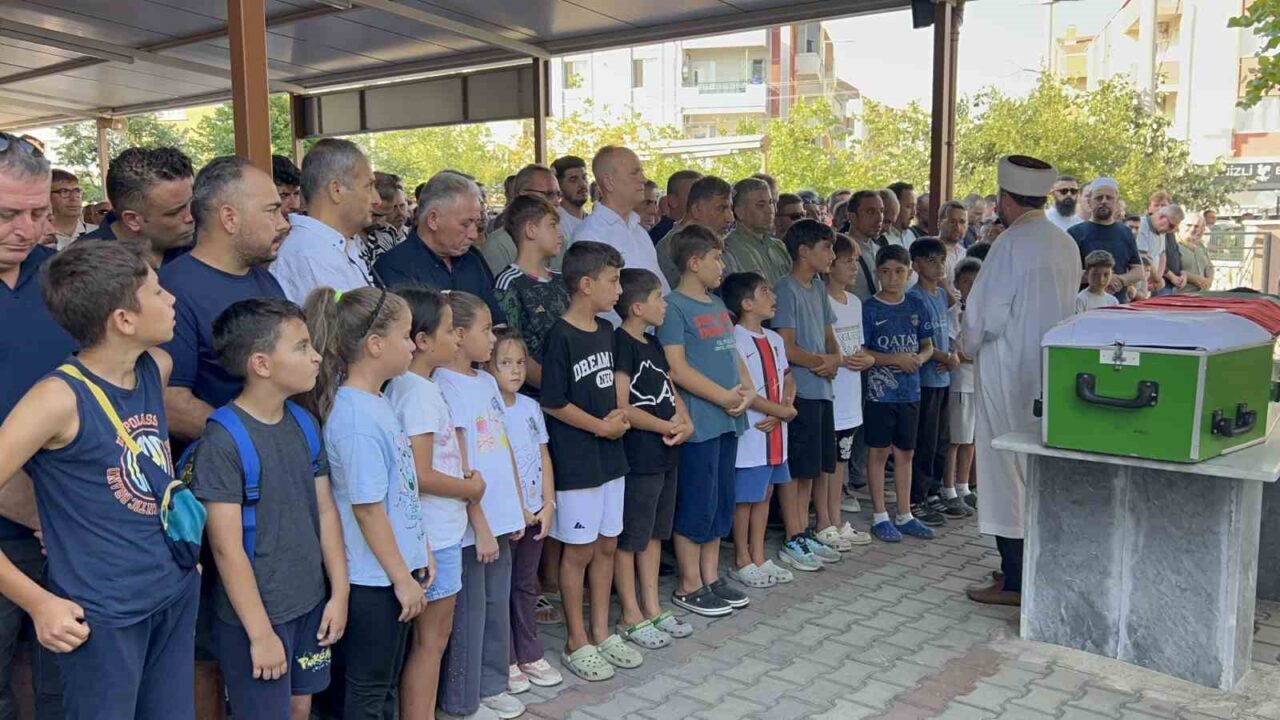 Böcek ilacından zehirlenerek öldüğü iddia edilen Yusuf Talha son yolculuğuna uğurlandı 43 Bülten Medya -