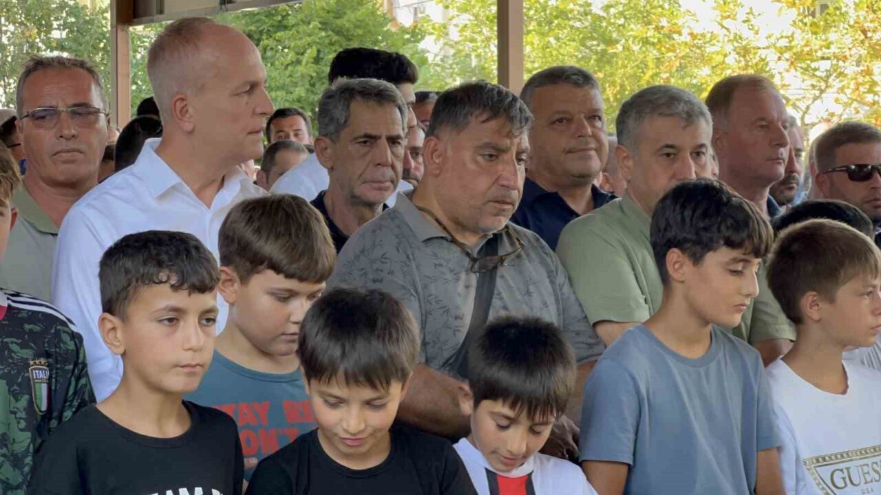 Böcek ilacından zehirlenerek öldüğü iddia edilen Yusuf Talha son yolculuğuna uğurlandı 44 Bülten Medya -