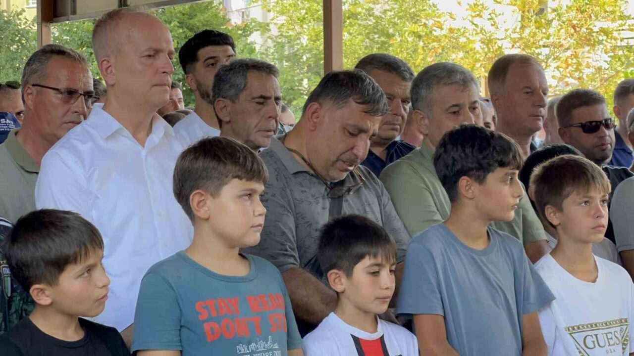Böcek ilacından zehirlenerek öldüğü iddia edilen Yusuf Talha son yolculuğuna uğurlandı 42 Bülten Medya -