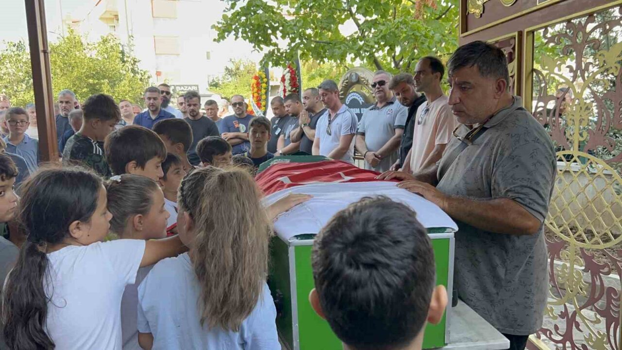 Böcek ilacından zehirlenerek öldüğü iddia edilen Yusuf Talha son yolculuğuna uğurlandı 45 Bülten Medya -