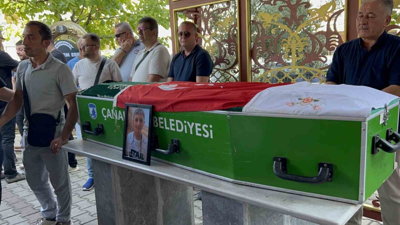 Böcek ilacından zehirlenerek öldüğü iddia edilen Yusuf Talha son yolculuğuna uğurlandı 46 Bülten Medya -