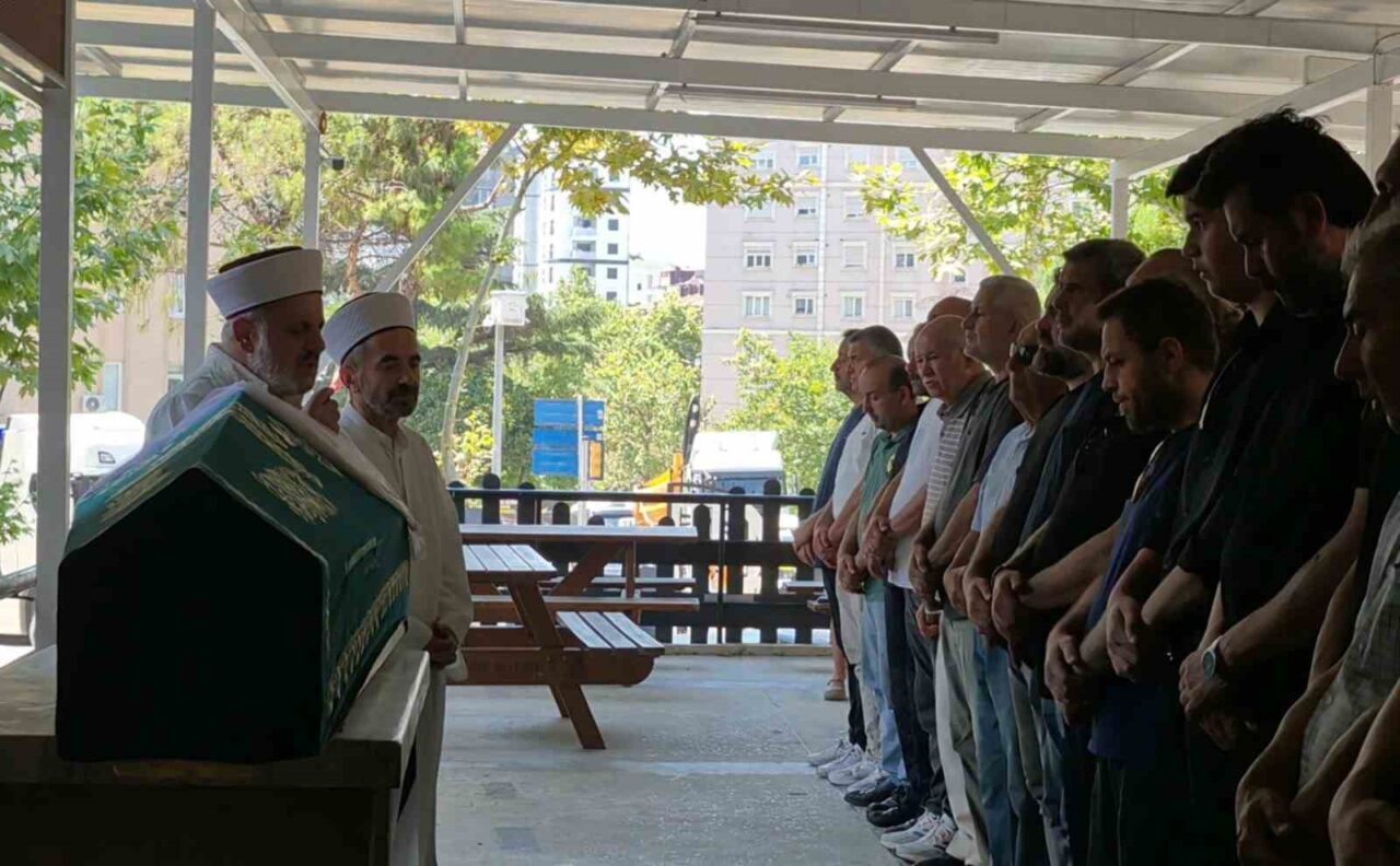 Bostancı’da 5. kattan düşerek hayatını kaybeden genç kız son yolculuğuna uğurlandı 18 Bülten Medya -