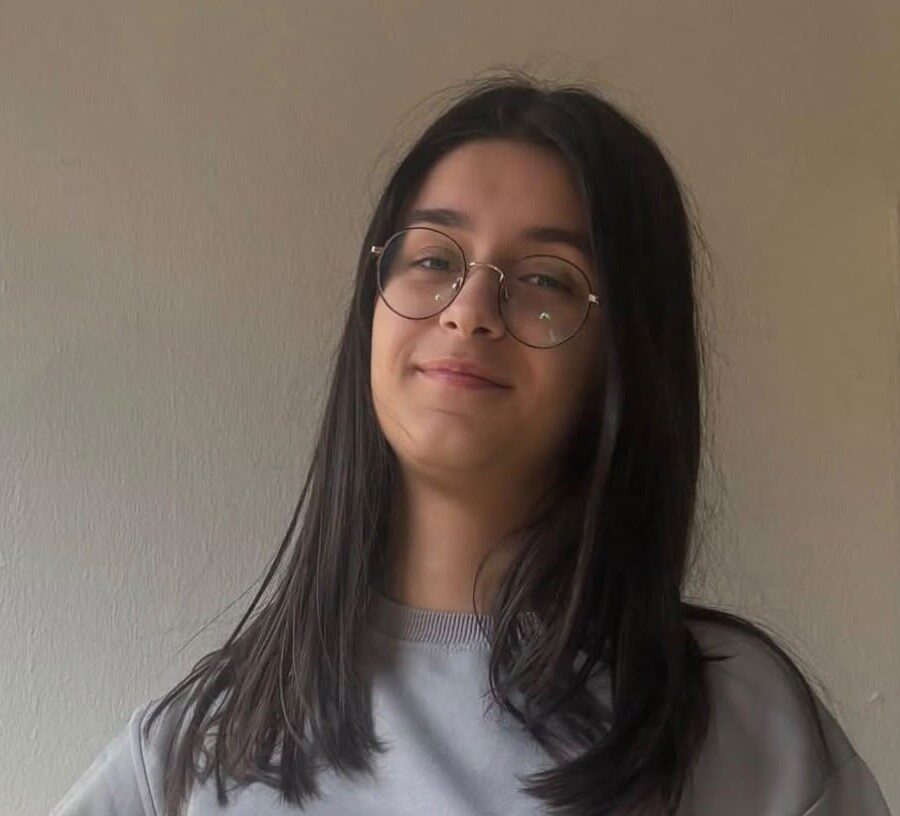 Bostancı’da 5. kattan düşerek hayatını kaybeden genç kız son yolculuğuna uğurlandı 16 Bülten Medya -