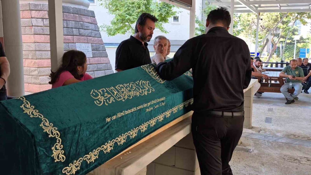 Bostancı’da 5. kattan düşerek hayatını kaybeden genç kız son yolculuğuna uğurlandı 19 Bülten Medya -