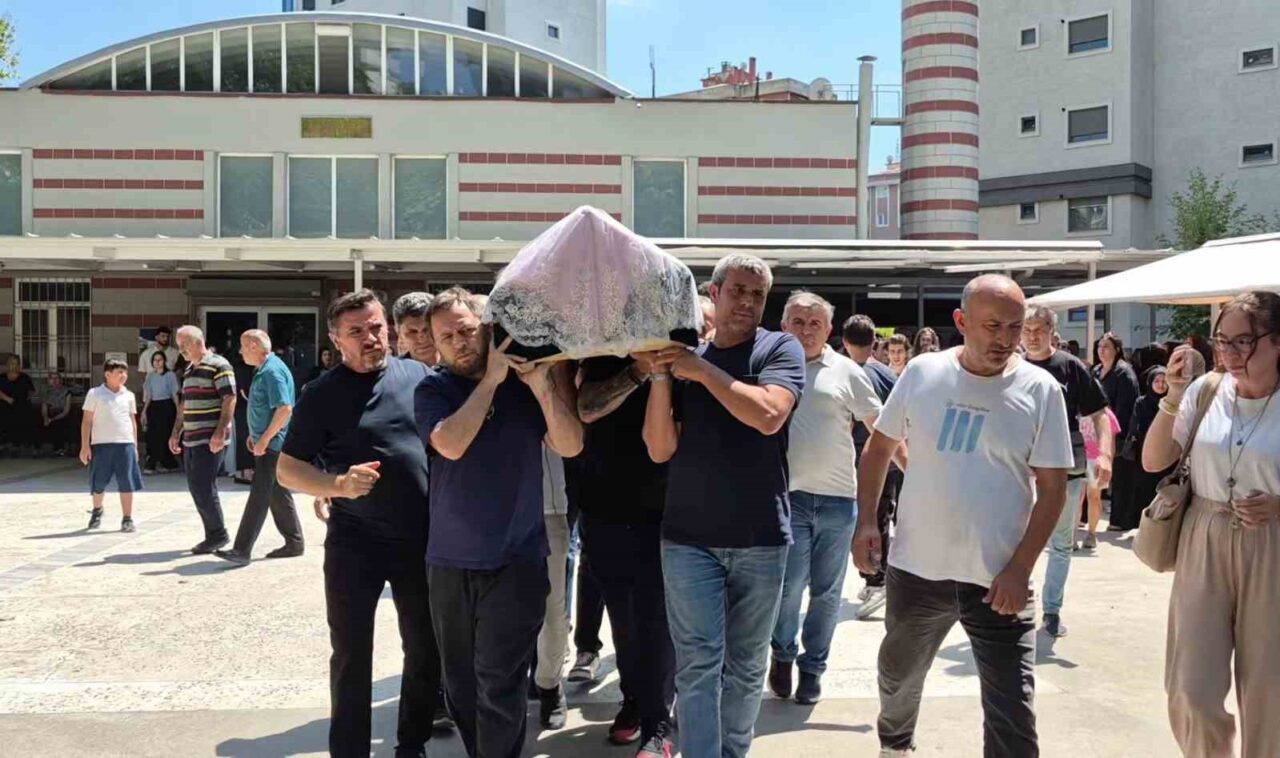 Bostancı’da 5. kattan düşerek hayatını kaybeden genç kız son yolculuğuna uğurlandı 17 Bülten Medya -