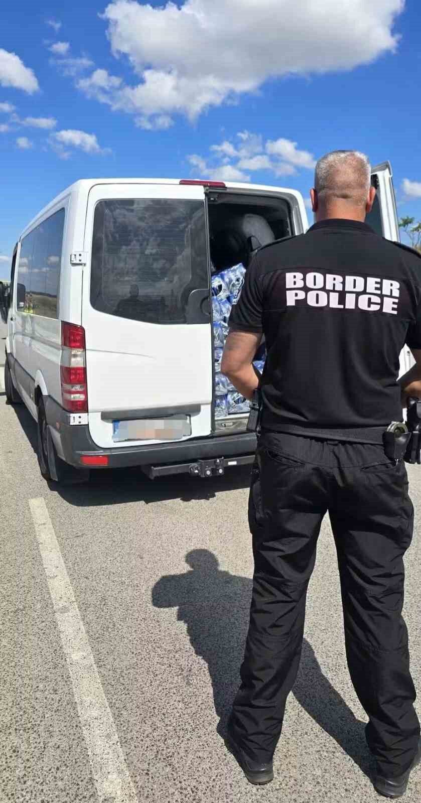 Bulgaristan sınırında kamyonetten 500 bin euro değerinde altın ve sigara çıktı 46 Bülten Medya -