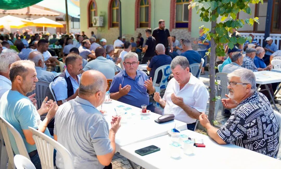 Burhaniye Börezli’de hatim sevinci Burhaniye ilçesinde, Börezli Mahallesinde düzenlenen hatim töreni yüzlerce vatandaşı buluşturdu.