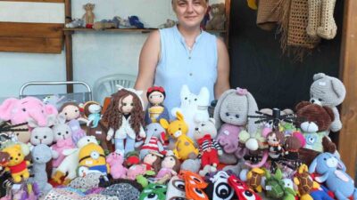 Burhaniye ilçesinde, Dilek Tuna’nın hazırladığı örgü bebekler ilgi gördü. Ören