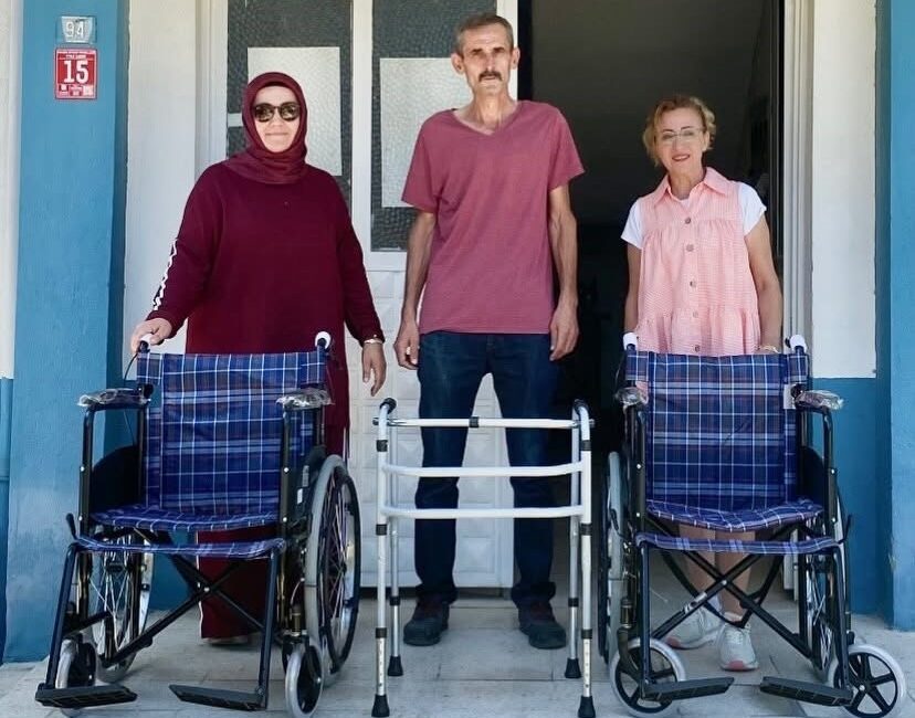 Burhaniye’de kadın muhtar hayır severleri harekete geçirdi Burhaniye ilçesinde, Bahçelievler Mahallesi muhtarı Yasemin Kozan, mahallesinin eksikliklerini gidermek