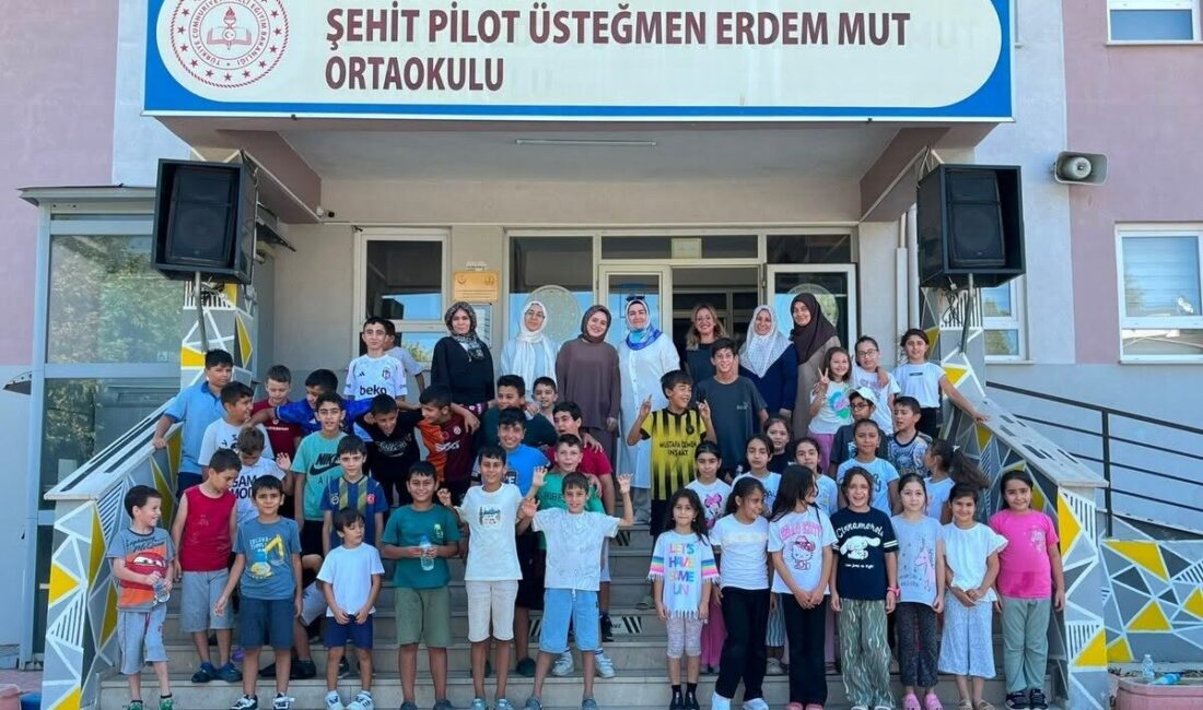 Burhaniye’de kadın muhtar öğrencilere ikramlarda bulundu Burhaniye ilçesinde, başarılı çalışmaları ile dikkat çeken Bahçelievler Mahallesi muhtarı