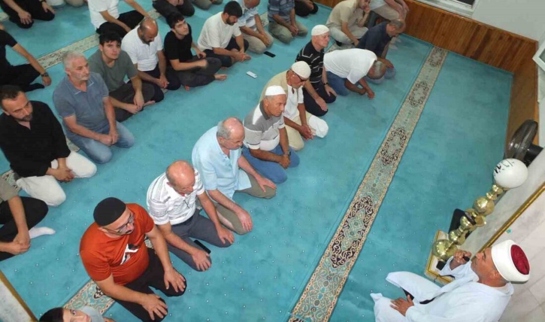 Burhaniye ilçesinde, Mevlit Kandili nedeniyle çeşitli programlar düzenlenirken camiler dolup