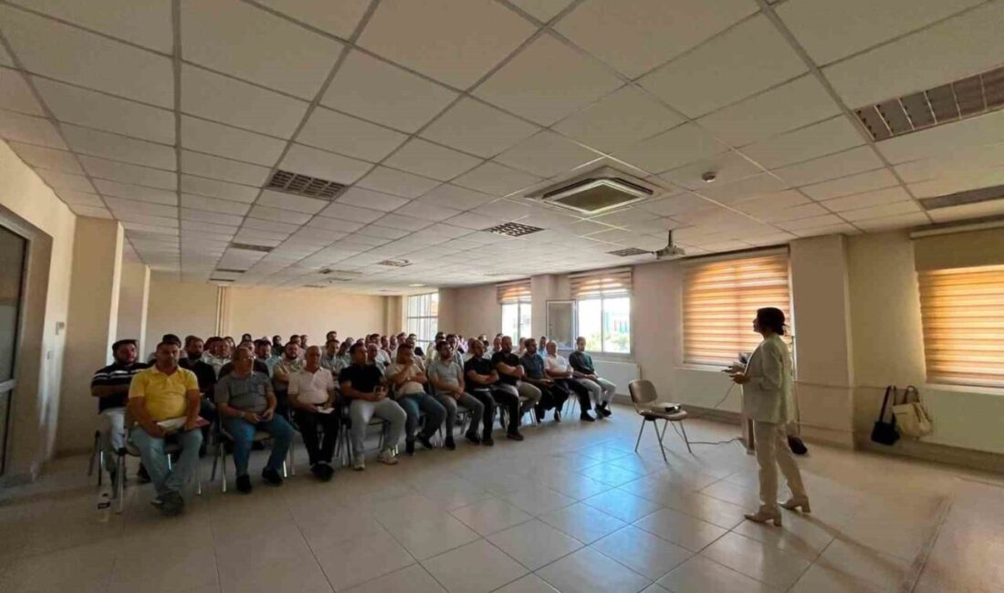 Burhaniye ilçesinde, Müftülük personeline bağımlılıkla mücadele farkındalık semineri düzenlendi. Psikolog