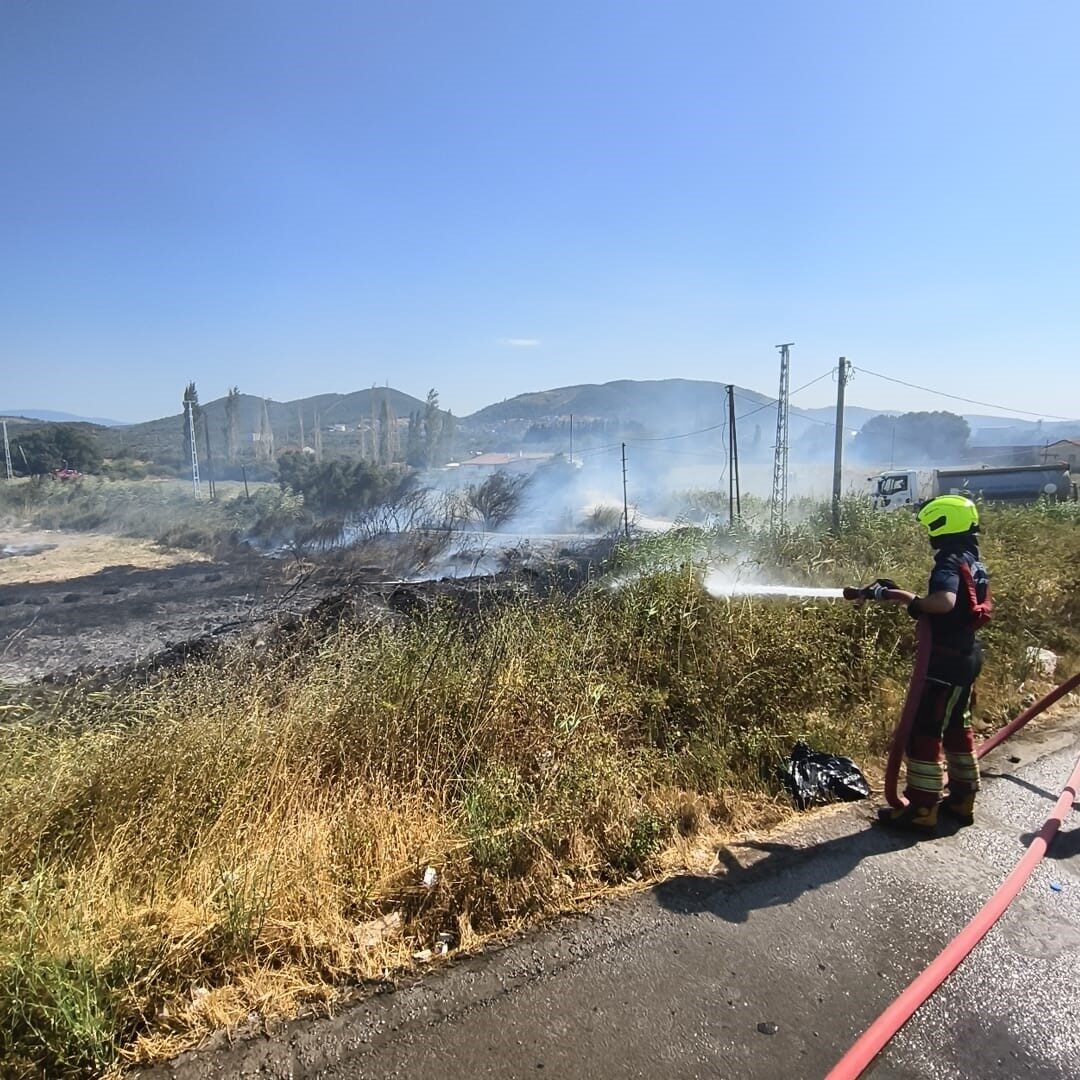 Burhaniye’de ot yangını trafiği etkiledi 16 Bülten Medya -
