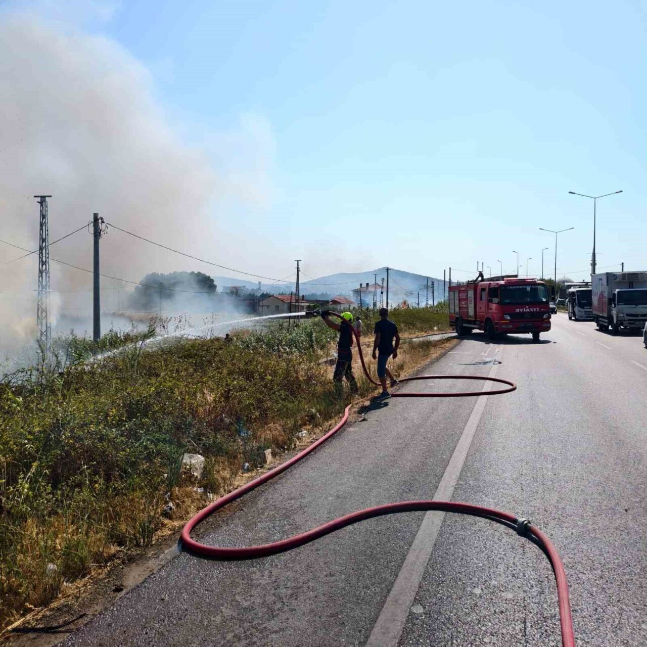 Burhaniye’de ot yangını trafiği etkiledi 20 Bülten Medya -
