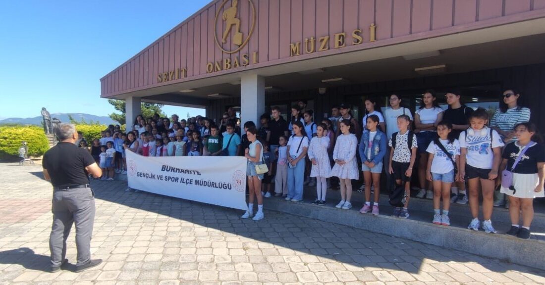 Burhaniye’de Yaz Spor Okulu öğrencileri Seyit Onbaşı Müzesini ziyaret etti Balıkesir’in Burhaniye ilçesinde, Gençlik ve Spor İlçe Müdürlüğü tarafından yürütülen