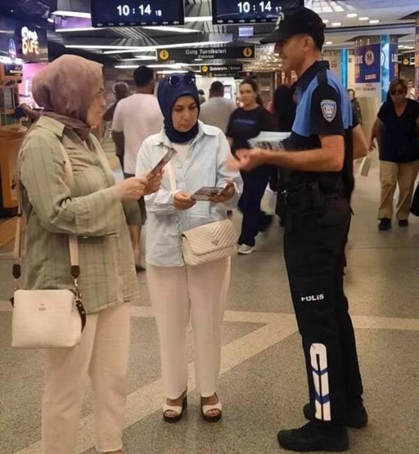 Bursa’da polis ekipleri vatandaşları bilgilendirdi. Bursa’da polis ekipleri, vatandaşların güvenlik bilincini artırmak ve suçların önlenmesine
