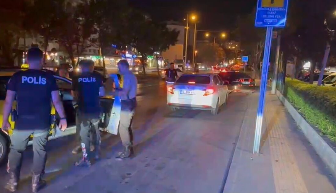 Bursa’da 2 saatte 2 bin 569 kişi sorgulandı: 9 aranan şahıs yakalandı Bursa’da polis ekiplerince gerçekleştirilen uygulamada 2 bin 569 şahsın UYAP