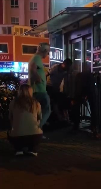 Bursa’nın Osmangazi ilçesinde Şehreküstü İstasyonu’nun asansöründe mahsur kalan 2 genç,