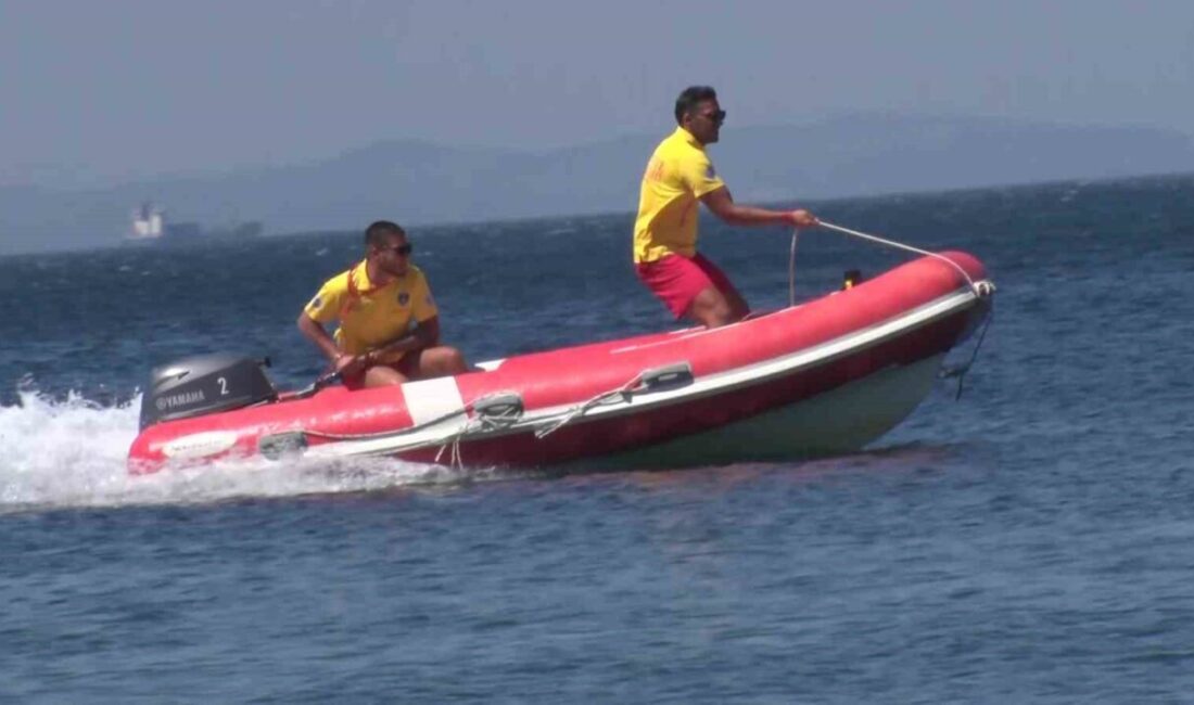 Bursa’da cankurtaranlardan hayati uyarılar: “Denizi hafife almayın” Bursa’nın Gemlik ilçesine bağlı Küçükkumla Mahallesi sahilinde görev yapan cankurtaranlar,