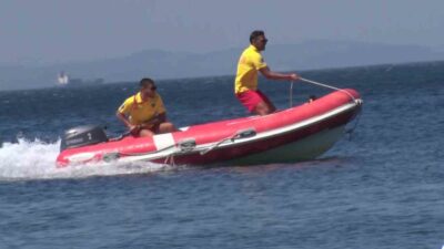 Bursa’nın Gemlik ilçesine bağlı Küçükkumla Mahallesi sahilinde görev yapan cankurtaranlar,