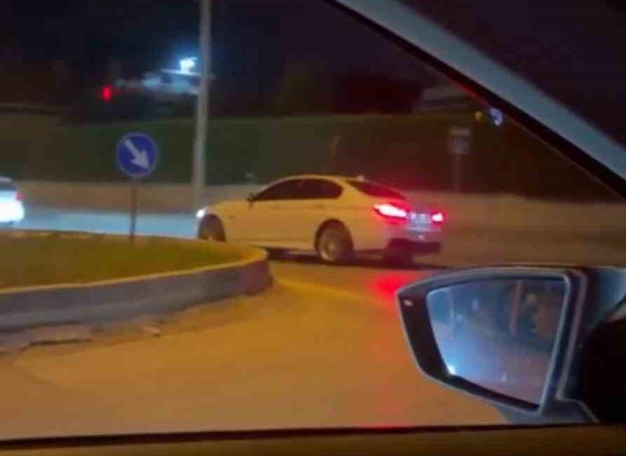 Bursa’nın İnegöl ilçesinde drift yapan sürücü, amatör kameraya yakalandı. Görüntülerin