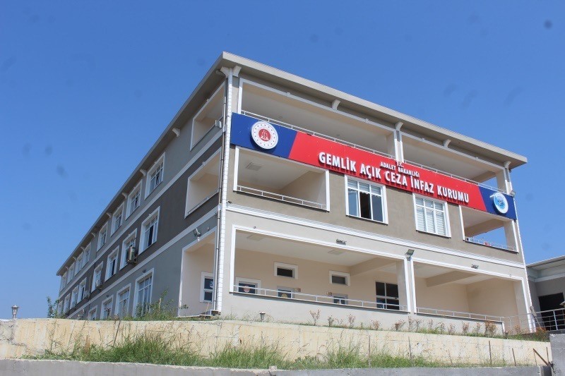 Bursa’nın Gemlik ilçesinde yüksek gerilim direği yakınında hareketsiz halde bulunan