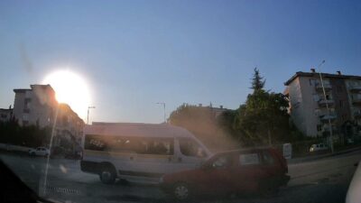 Bursa’nın İnegöl ilçesinde servis minibüsü, otomobil ve cipin karıştığı zincirleme