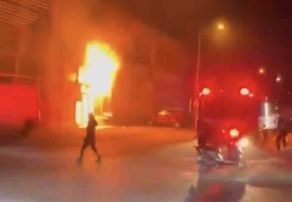 Bursa’da bir iş yerinde çıkan yangın, itfaiye ekiplerinin müdahalesiyle söndürüldü.