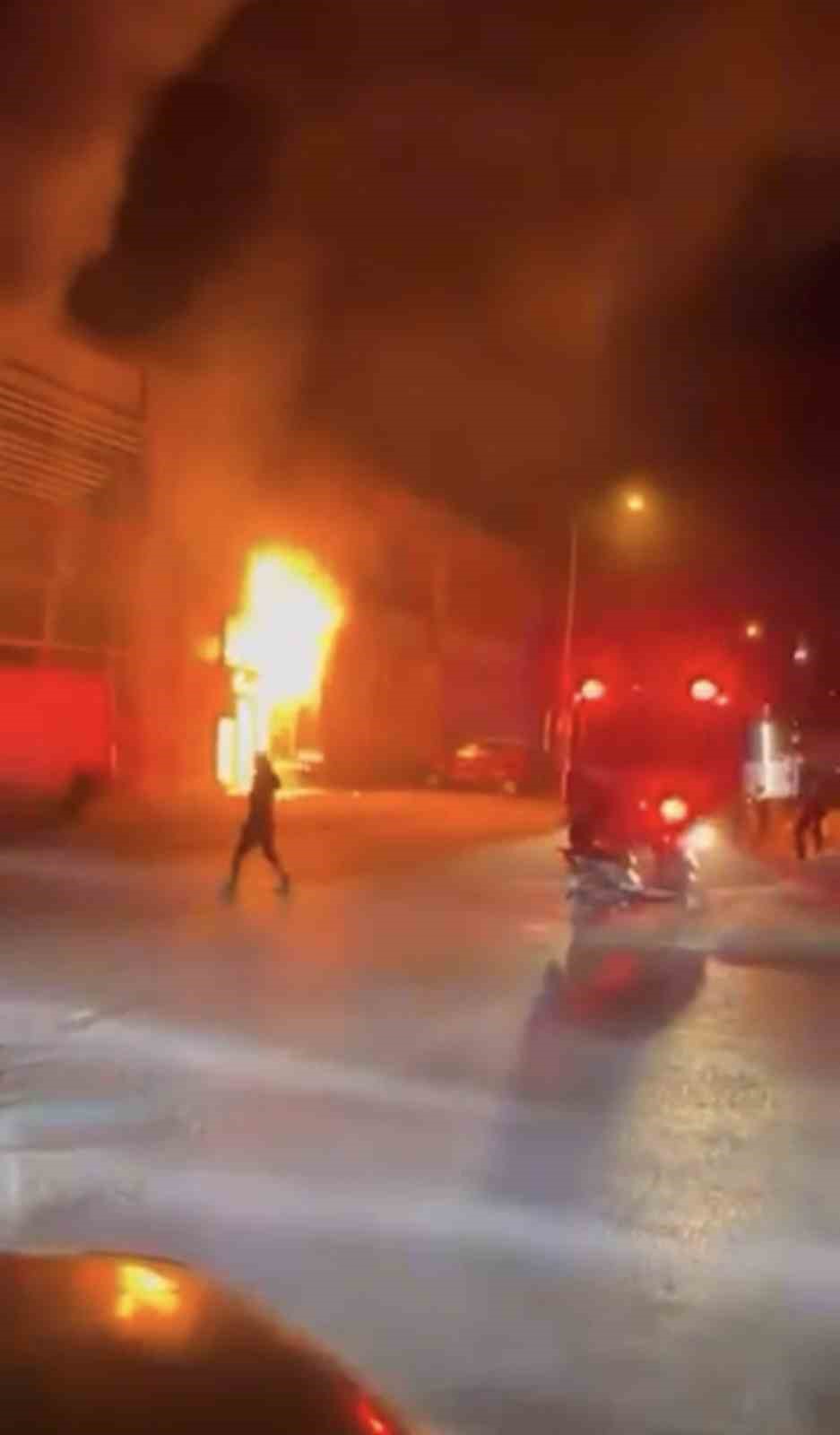 Bursa’da bir iş yerinde çıkan yangın, itfaiye ekiplerinin müdahalesiyle söndürüldü.
