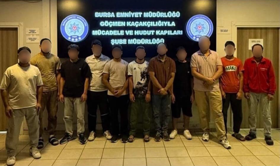 Bursa’da kaçak göçmen operasyonu: 11 kişi yakalandı, 1 şüpheli gözaltında Bursa’da düzensiz göç ve göçmen kaçakçılığına yönelik düzenlenen operasyonda, bir