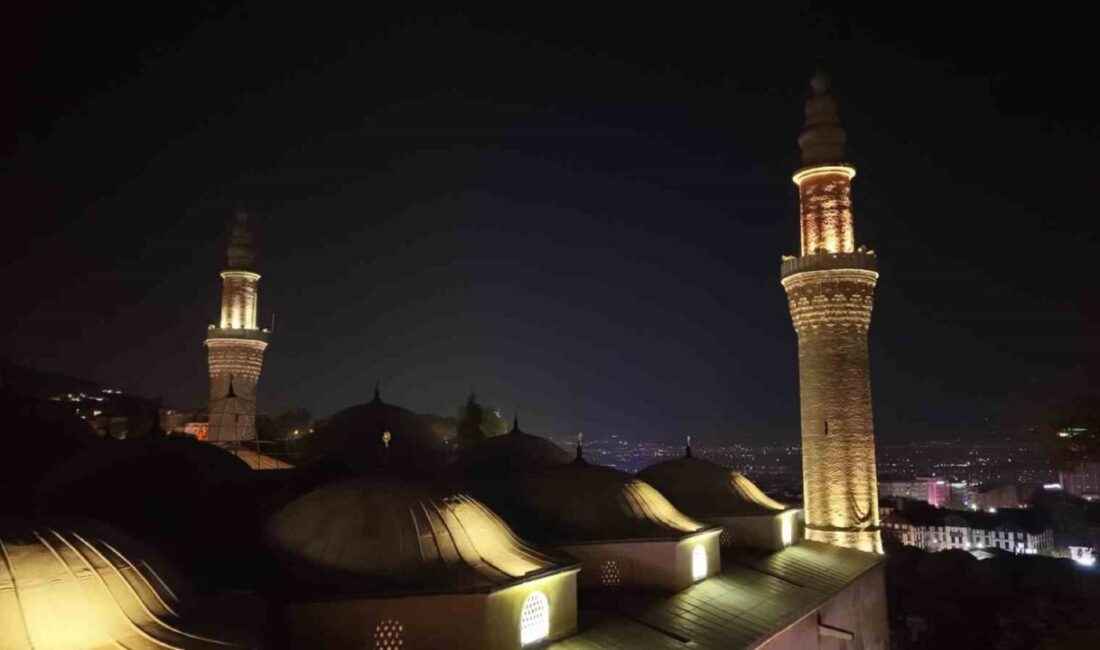 Bursa’da Mevlid Kandili Ulu Cami’de dualarla idrak edildi Bursa’da Mevlid Kandili, camilerde edilen dualar ve kılınan namazlarla manevi