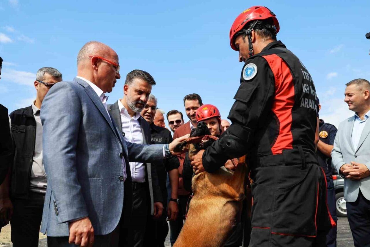 Bursa’da nefes kesen tatbikat; Türk bayrağı metrelerce yükseklikten indirildi 22 Bülten Medya -