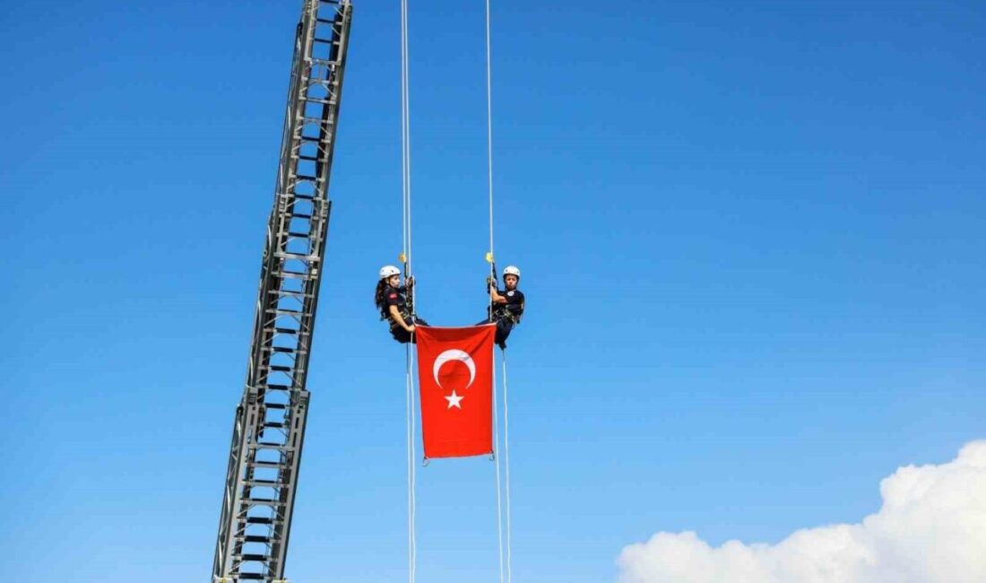 Bursa’da nefes kesen tatbikat; Türk bayrağı metrelerce yükseklikten indirildi Bursa’da 17 Ağustos Marmara Depremi’nin 27’nci yıl dönümünde düzenlenen programda,