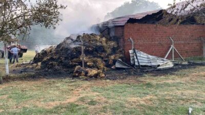 Bursa’nın İnegöl ilçesinde samanlıkta çıkan yangın, itfaiye ekiplerinin yaklaşık 1