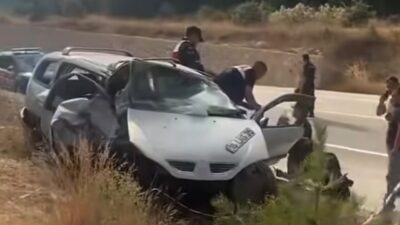 Bursa’nın Keles ilçesinde rahatsızlanan eşini hastaneye götüren sürücünün kullandığı otomobil,