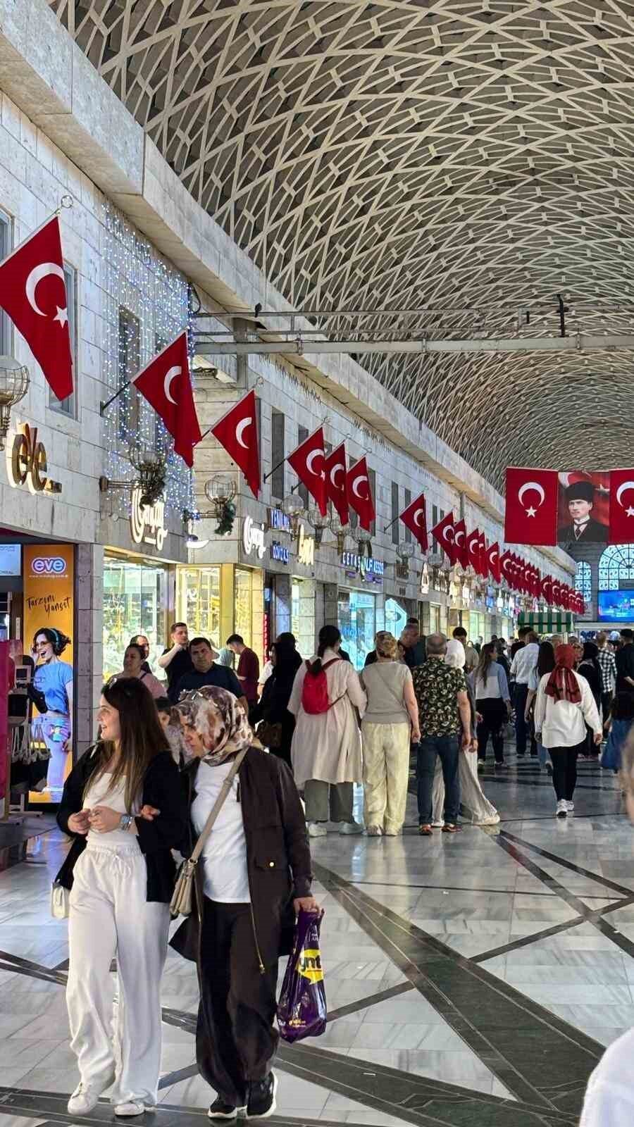 Bursa’da Tarihi Kapalı Çarşı Türk bayraklarıyla donatıldı 16 Bülten Medya -