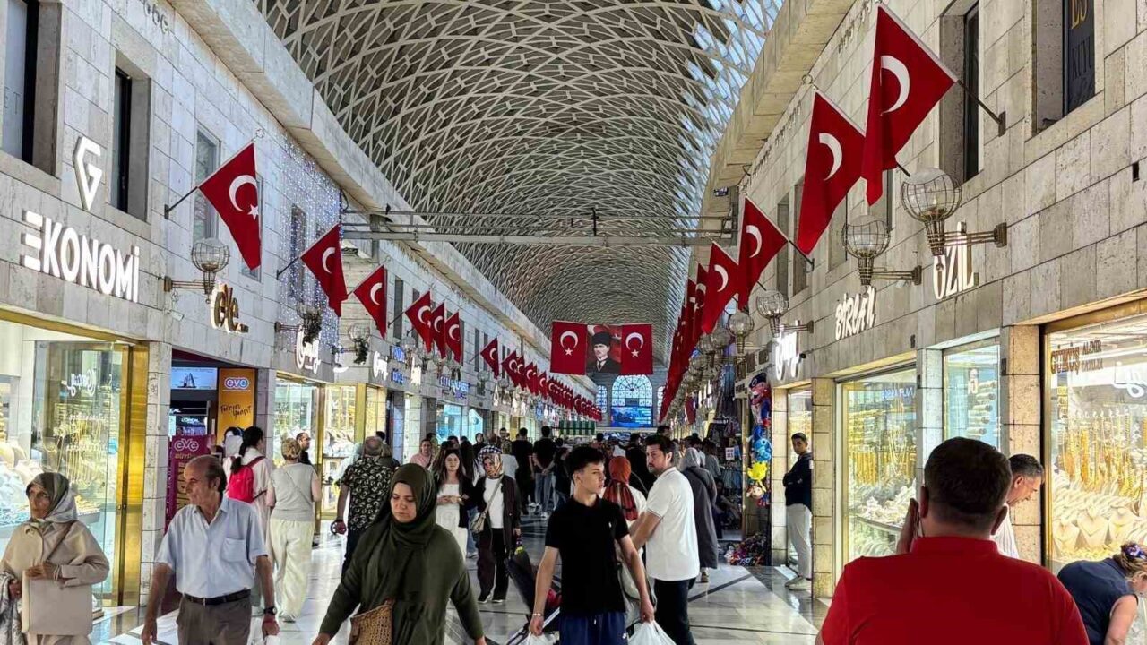 Bursa’da Tarihi Kapalı Çarşı Türk bayraklarıyla donatıldı 14 Bülten Medya -
