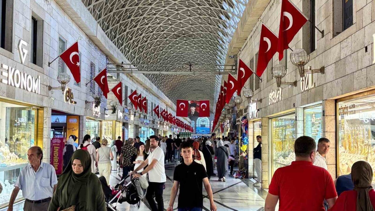 Bursa’da Tarihi Kapalı Çarşı Türk bayraklarıyla donatıldı 13 Bülten Medya -