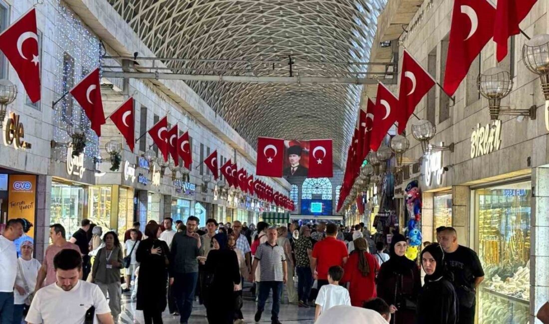 Bursa’da Tarihi Kapalı Çarşı Türk bayraklarıyla donatıldı Bursa’nın tarihi Kapalı Çarşı’sı, 30 Ağustos Zafer Bayramı dolayısıyla Türk