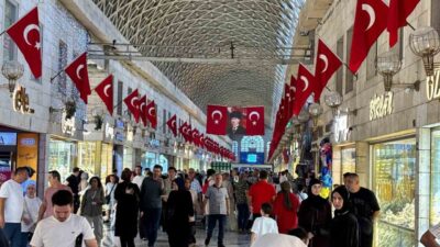 Bursa’nın tarihi Kapalı Çarşı’sı, 30 Ağustos Zafer Bayramı dolayısıyla Türk