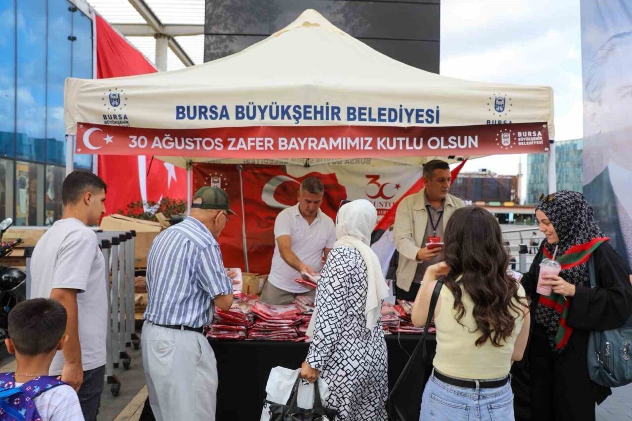 Bursa’da zafer coşkusu ay yıldız ile taçlandı 19 Bülten Medya -