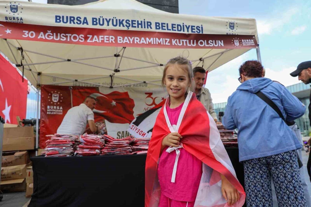 Bursa’da zafer coşkusu ay yıldız ile taçlandı 20 Bülten Medya -