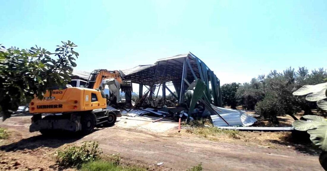 Bursa’da zeytinliğe yapılan kaçak depo böyle yıkıldı Kaçak yapılaşmaya karşı mücadelesini özveriyle sürdüren Osmangazi Belediyesi, vatandaşlardan gelen
