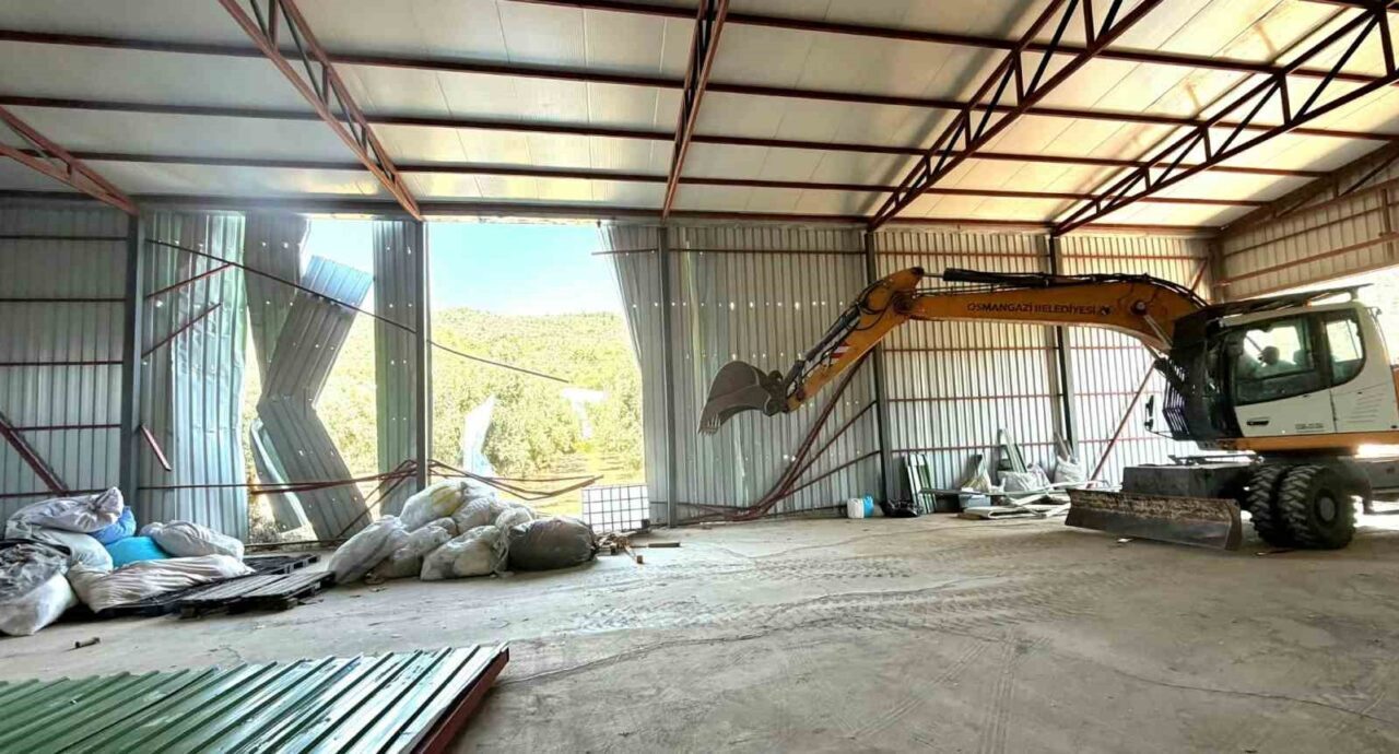 Bursa’da zeytinliğe yapılan kaçak depo böyle yıkıldı 16 Bülten Medya -