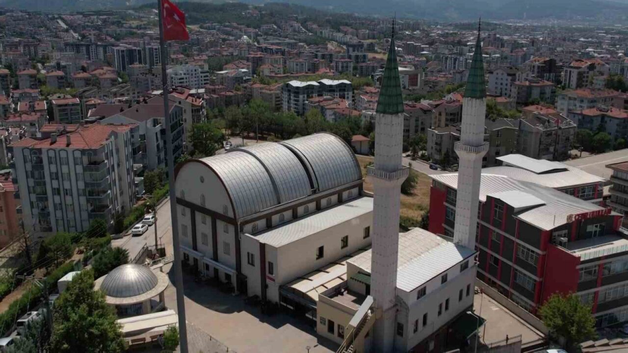 Bursa’daki ’Sunrooflu Cami’ mimarisiyle dikkat çekiyor 31 Bülten Medya -