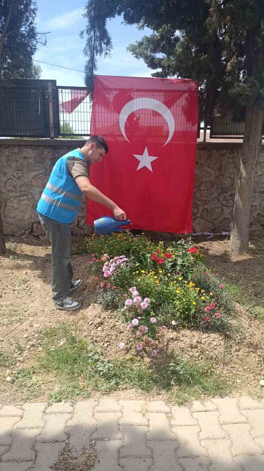 Bursalı gençler şehitliği temizlediler 8 Bülten Medya -