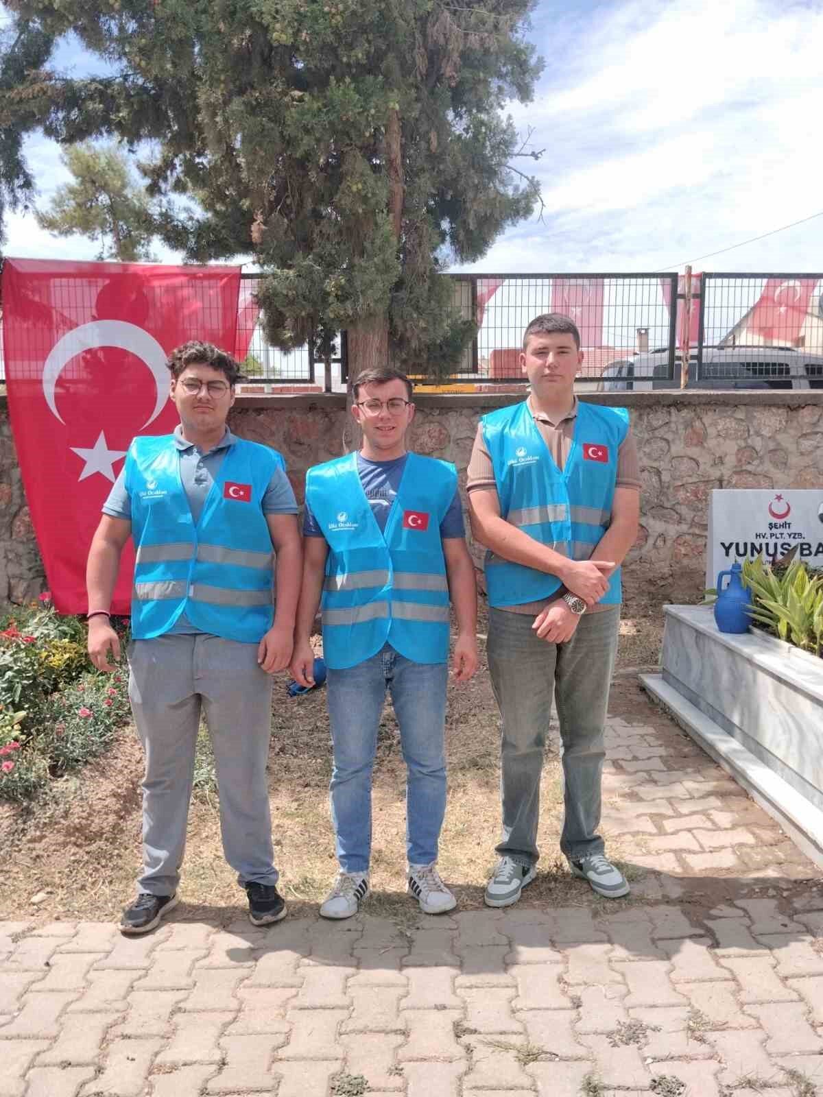 Bursalı gençler şehitliği temizlediler 7 Bülten Medya -