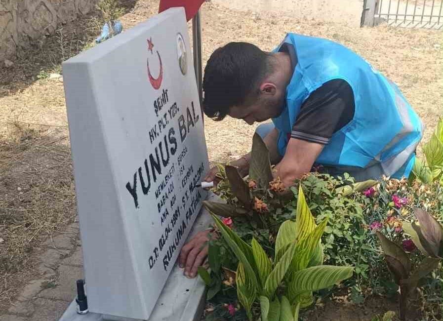 Bursalı gençler şehitliği temizlediler Bursa’nın Yenişehir ilçesinde Yenişehir Ülkü Ocakları Ortaöğretim Birimi tarafından şehitlik