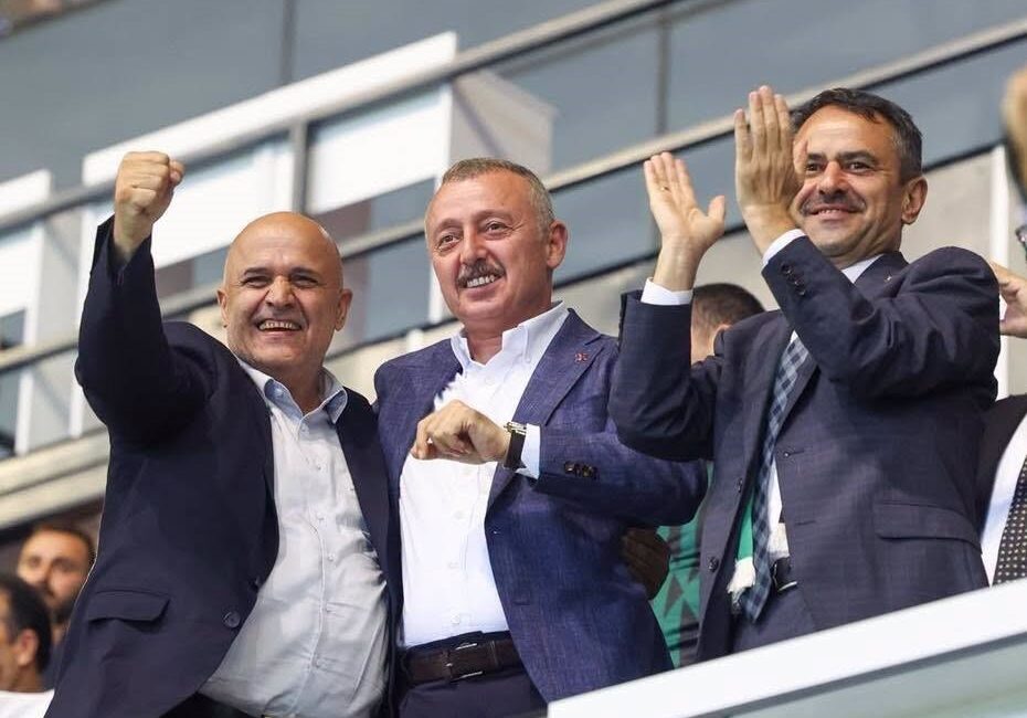 Büyükakın’dan galibiyet tebriği: “Her hafta daha iyi olacağız” Kocaeli Büyükşehir Belediye Başkanı Tahir Büyükakın, Trendyol Süper Lig’in 2.