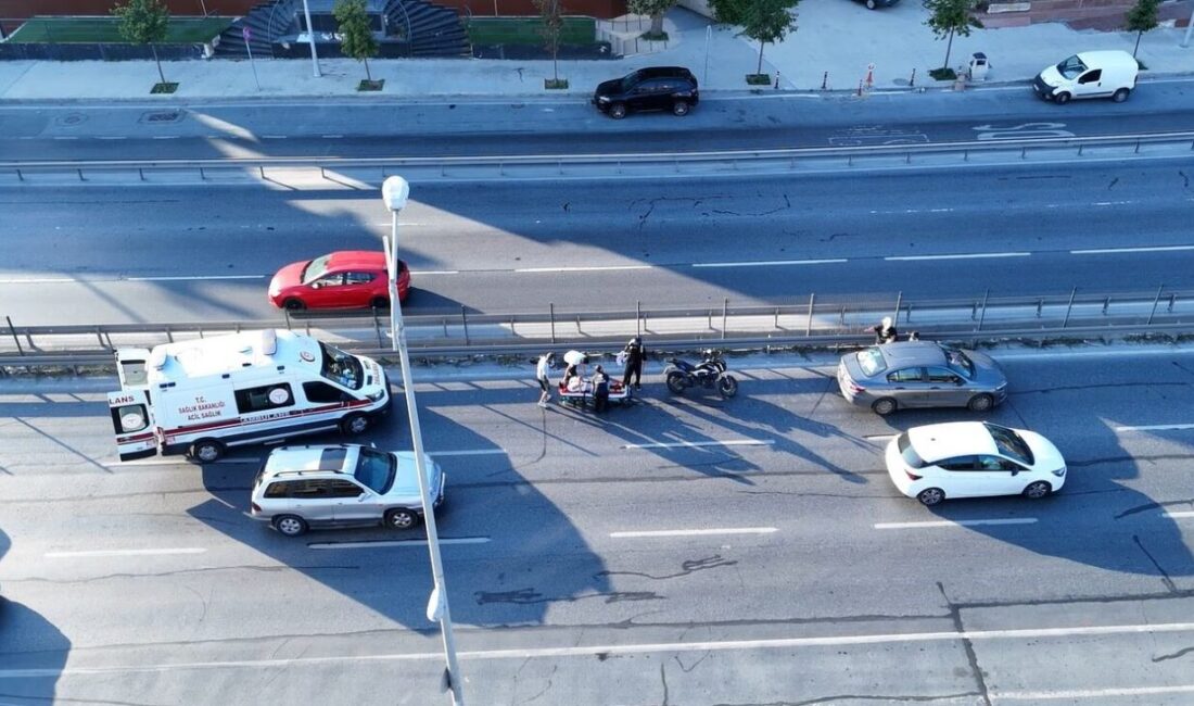 Büyükçekmece E-5’te trafiği kilitleyen kaza İstanbul Büyükçekmece E-5 kara yolunda meydana gelen kazada motosiklet sürücüsü